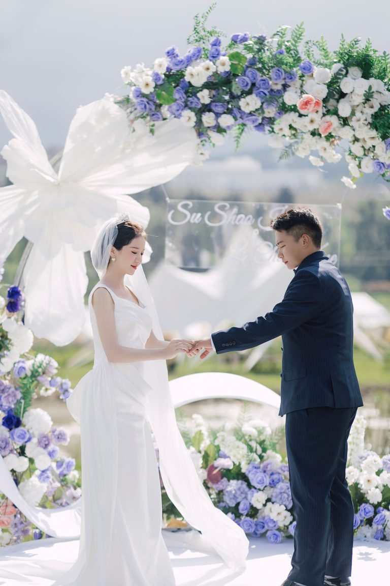 蓝白花海间，爱与青春共舞