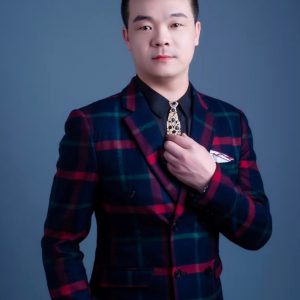 主持人王磊（中式）