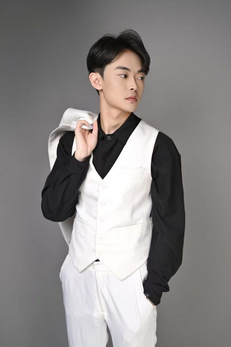 婚礼主持人腾飞｜以热爱为笔，定制你的独家浪漫仪式