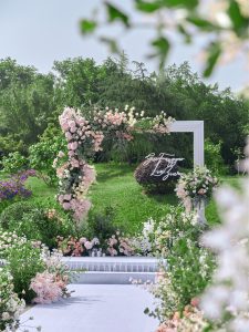 粉绿森系婚礼仪式区拱门