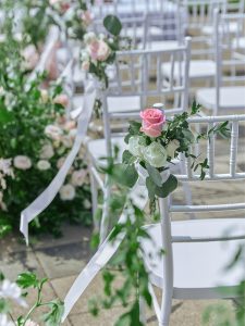 粉绿森系婚礼主背景花艺