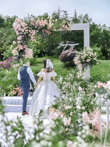 清新粉白户外婚礼，邂逅自然里的浪漫