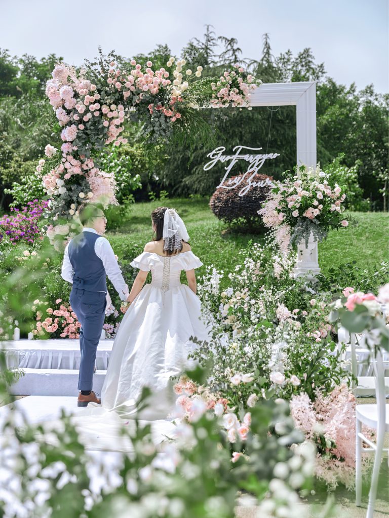 清新粉白户外婚礼，邂逅自然里的浪漫