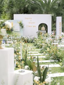 暖黄森系婚礼新人仪式场景