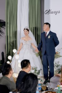 新娘清晨梳妆的期待瞬间