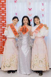 宾客欢笑的生动瞬间