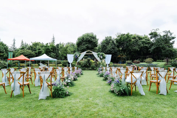 沉浸式花园草坪婚礼｜把自然浪漫焊在现场！