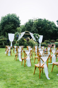 草坪婚礼仪式花门