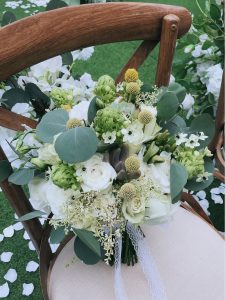 白绿森系婚礼通道花簇