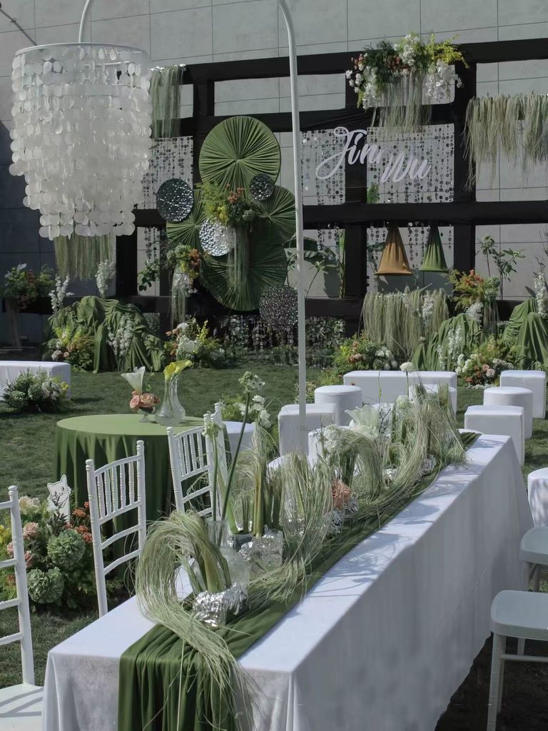 绿白色森系婚礼花艺与背景