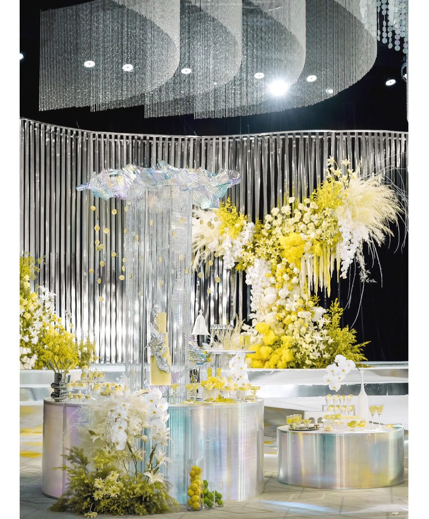 柠黄色花艺与银白色水晶婚礼布置
